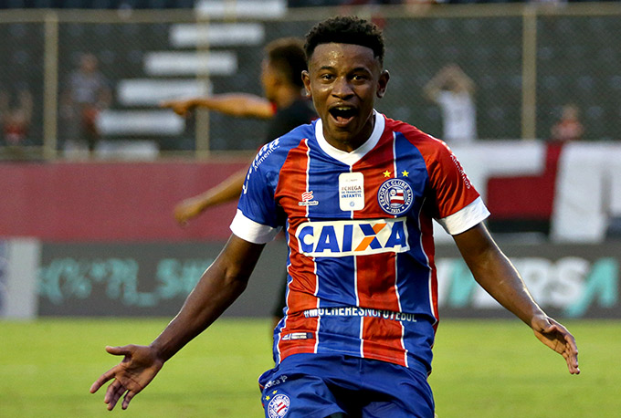 Corinthians quer envolver europeu para ter meia do Bahia