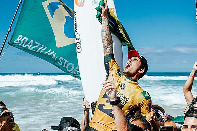 Gabriel Medina é bicampeão mundial de surfe