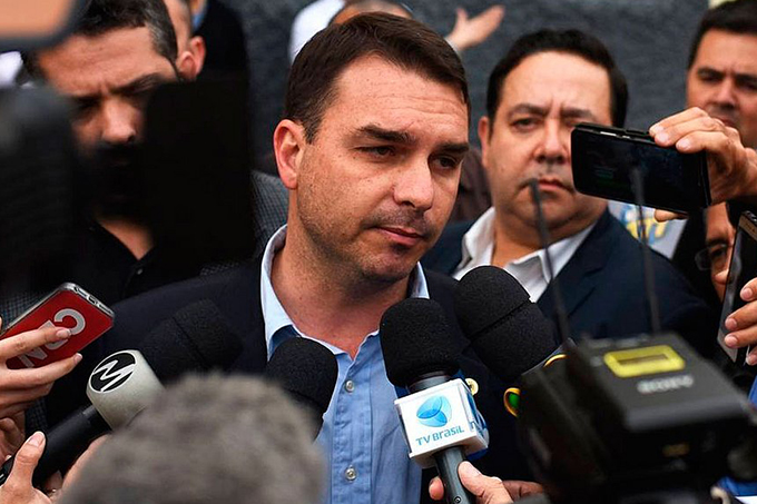 'Quem tem que dar explicação é o ex-assessor, não eu', diz Flávio Bolsonaro