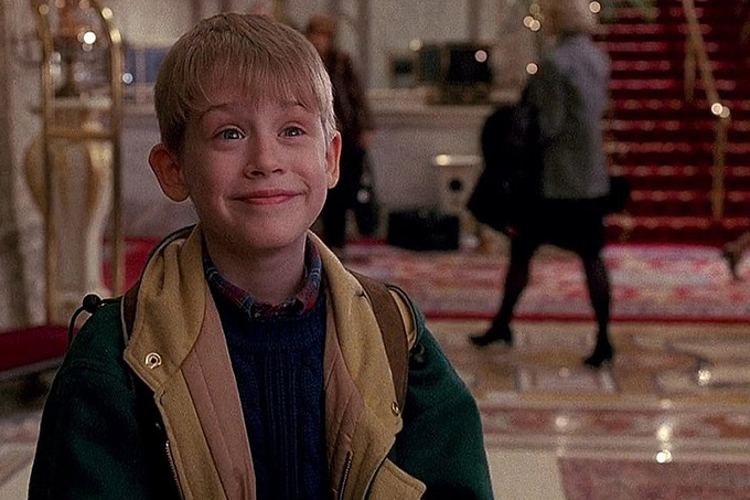 Macaulay Culkin refaz cenas de 'Esqueceram de Mim' 28 anos depois