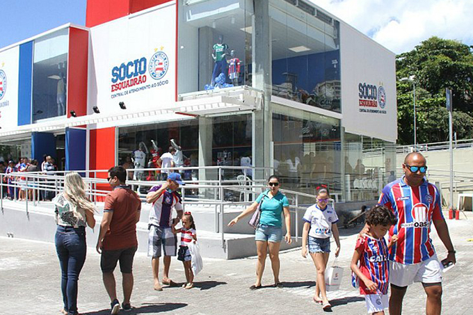 Torcida esgota camisas em 4 horas na inauguração de loja do Bahia