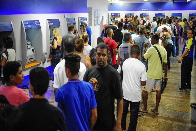Bancos abrem em horário especial nesta segunda (24)