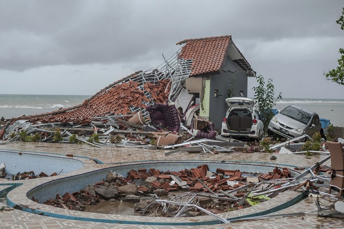 Tsunami deixa mais de 200 mortos e 800 feridos na Indonésia
