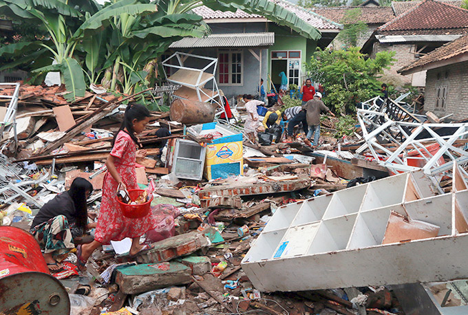 Passa de 400 número de mortos em tsunami na Indonesia