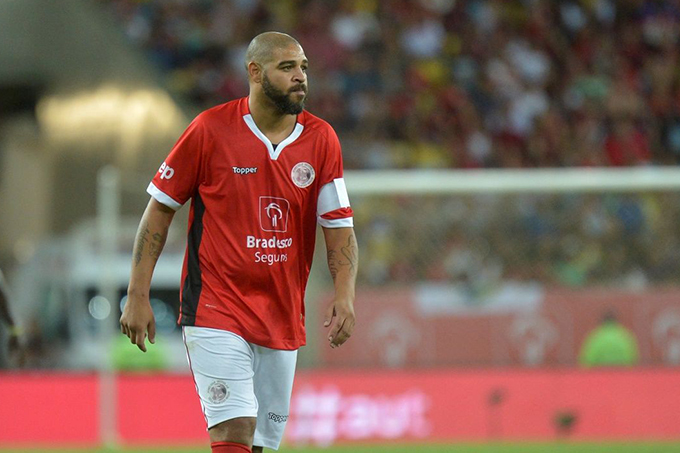 Adriano diz que não se aposentou: 'Quero voltar a jogar'