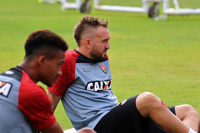 A uma semana da apresentação, Farias não sabe se fica no Vitória