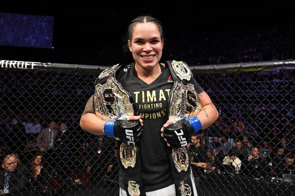 Pojucana Amanda nocauteia Cyborg e é 1ª mulher com dois cinturões 