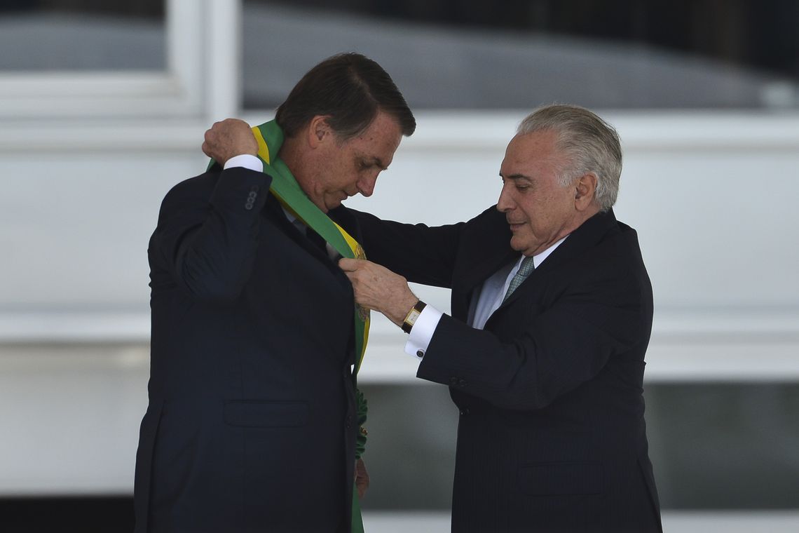 Após receber faixa, Bolsonaro defende fim de corrupção e de vantagens