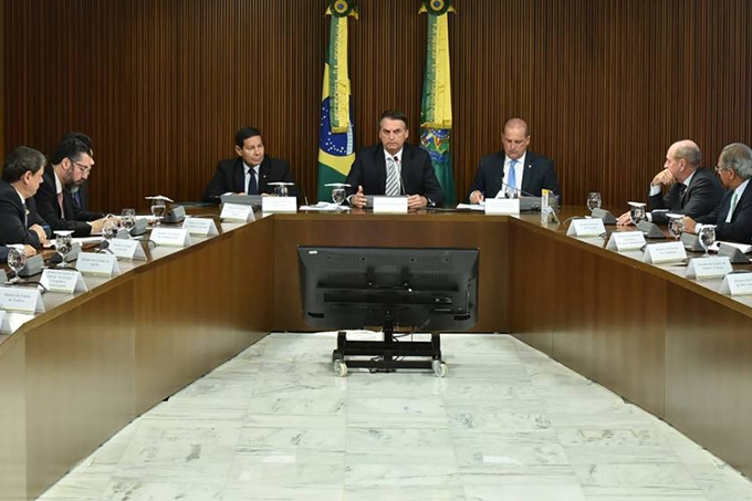 Bolsonaro discute medidas em primeira reunião com ministros e vice