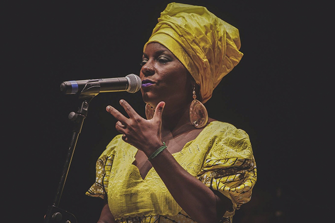 Serenata no Tamar recebe a cantora Michaela Harrison