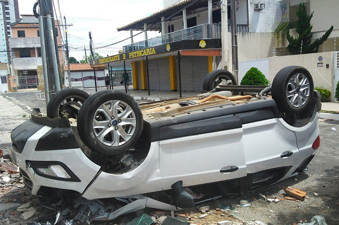 Manobrista confunde pedais de carro e veículo cai de altura