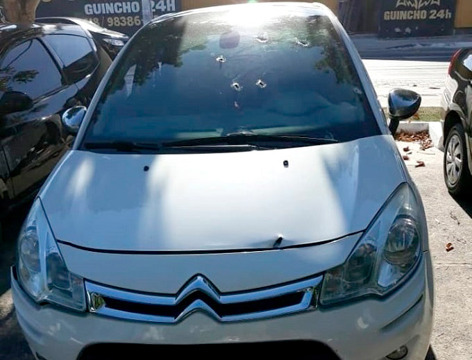 Após roubar carro, dupla é perseguida e morre em confronto com a PM