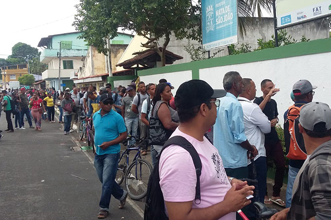 Mais de 300 pessoas fazem fila em busca de emprego em Mata de São João