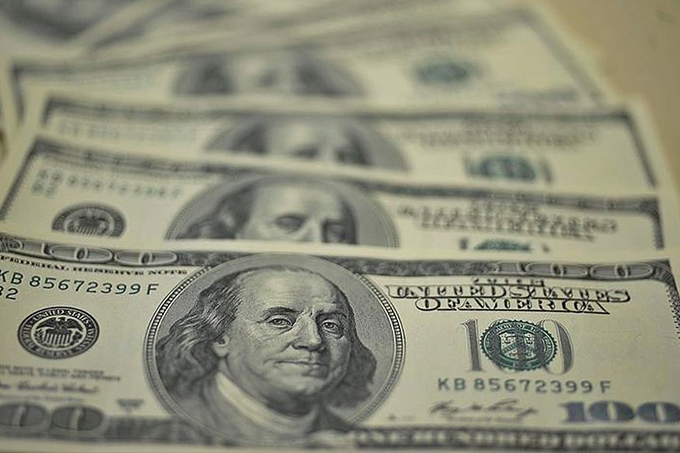Pela primeira vez no ano, dólar fecha em alta e Bolsa, em queda