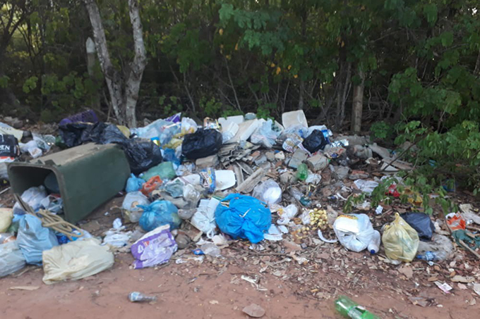 Moradores do litoral reclamam de lixo acumulado 