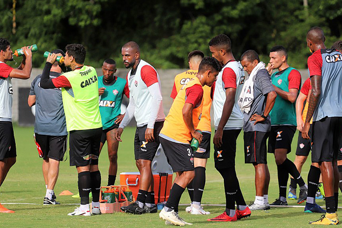 Chamusca esboça time titular do Vitória em treino na Toca do Leão