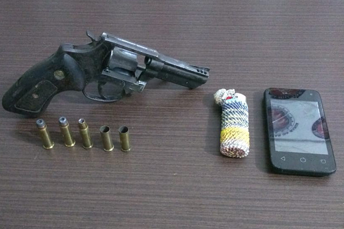 Homem acusado de homicídio é preso com drogas e arma