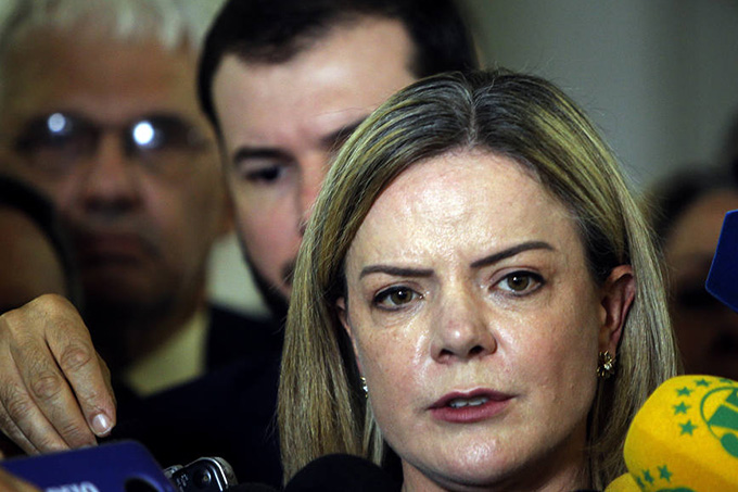 Gleisi diz reconhecer eleição de Maduro e participa da posse em Caracas