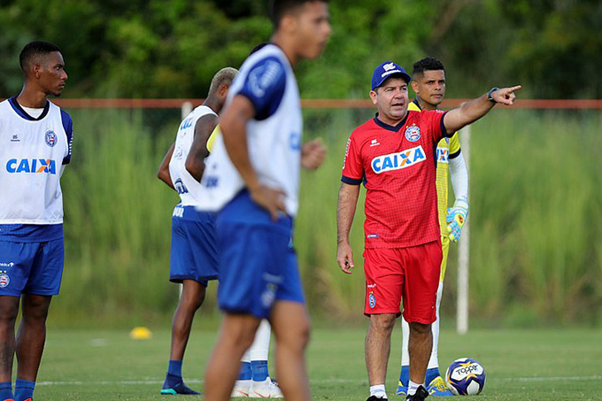 Enderson faz treino de finalizações e time B ganha 'reforços'