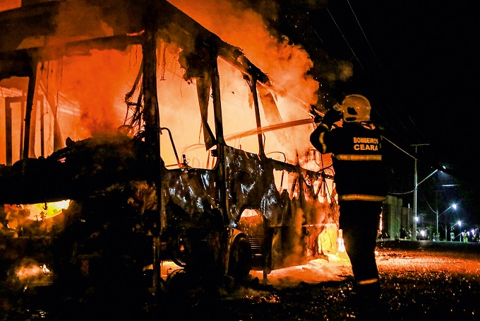 Criminosos usam explosivo em ponte e incendeiam carros no Ceará
