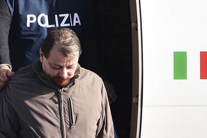 'Agora sei que vou para a prisão', diz Battisti ao desembarcar na Itália