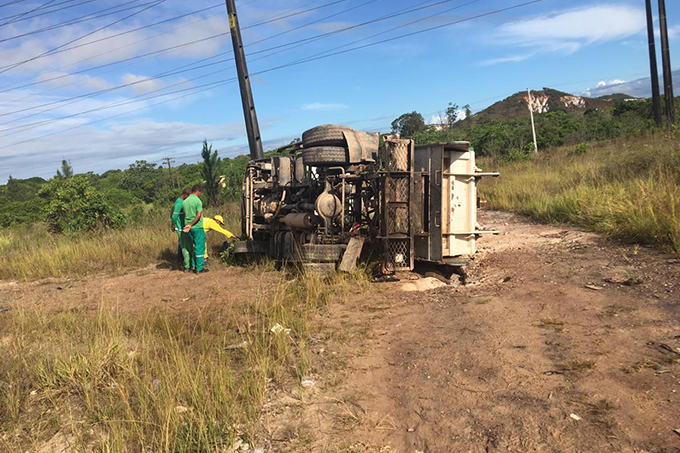 Agentes de coleta morrem após caminhão do lixo tombar
