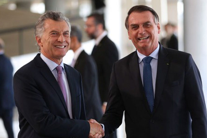 Ao lado de Bolsonaro, Macri diz que Venezuela é 'zombaria à democracia'