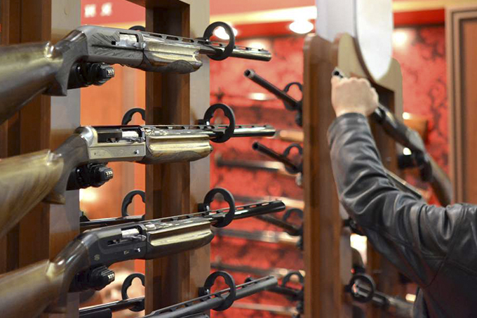 Interesse por armas cresce em lojas, mas preço assusta