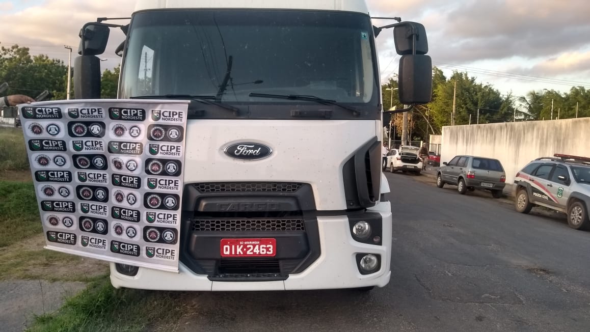 Dois homens são presos com bloqueadores de sinal de satélite