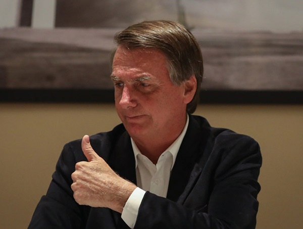 Bolsonaro chega nesta segunda à Suíça; Mourão assume a Presidência