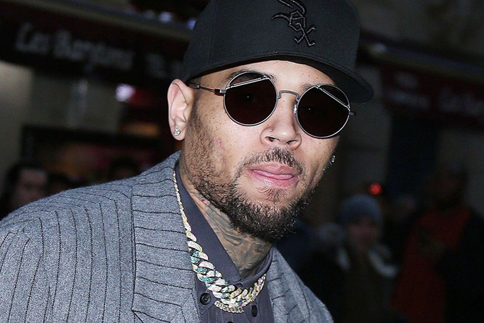 Chris Brown é preso na França por suspeita de estupro, diz polícia
