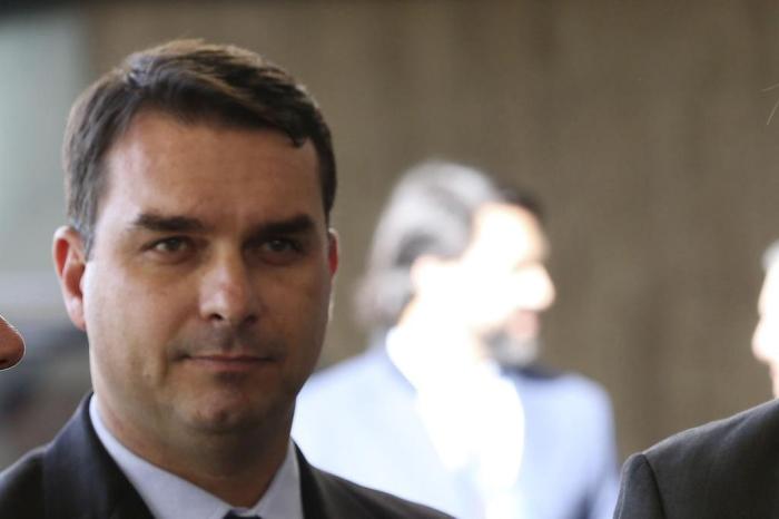 Flávio Bolsonaro homenageou suspeito de participar da morte de Marielle