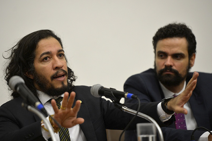 Com medo de ameaças, Jean Wyllys desiste de mandato e deixa o Brasil