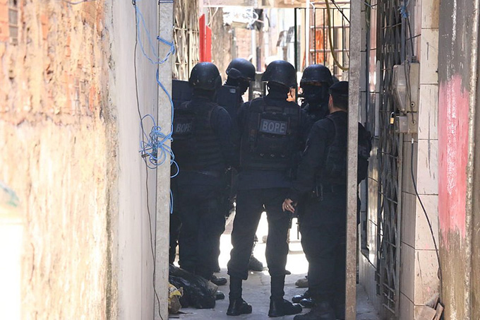 Adolescente invade casa de ex-namorada e faz ela refém 