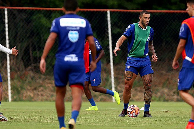 Fernandão treina com bola e Gilberto revela ansiedade