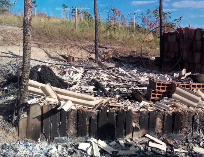 Barraco pega fogo e homem morre carbonizado em Dias d'Ávila