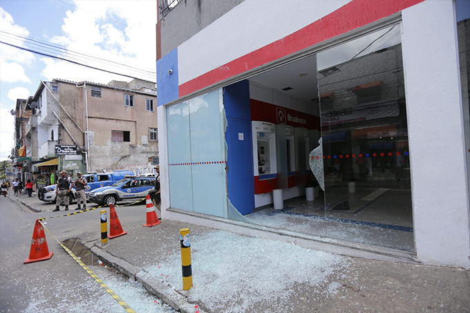 Bandidos tentam roubar malote de carro-forte e trocam tiros com seguranças