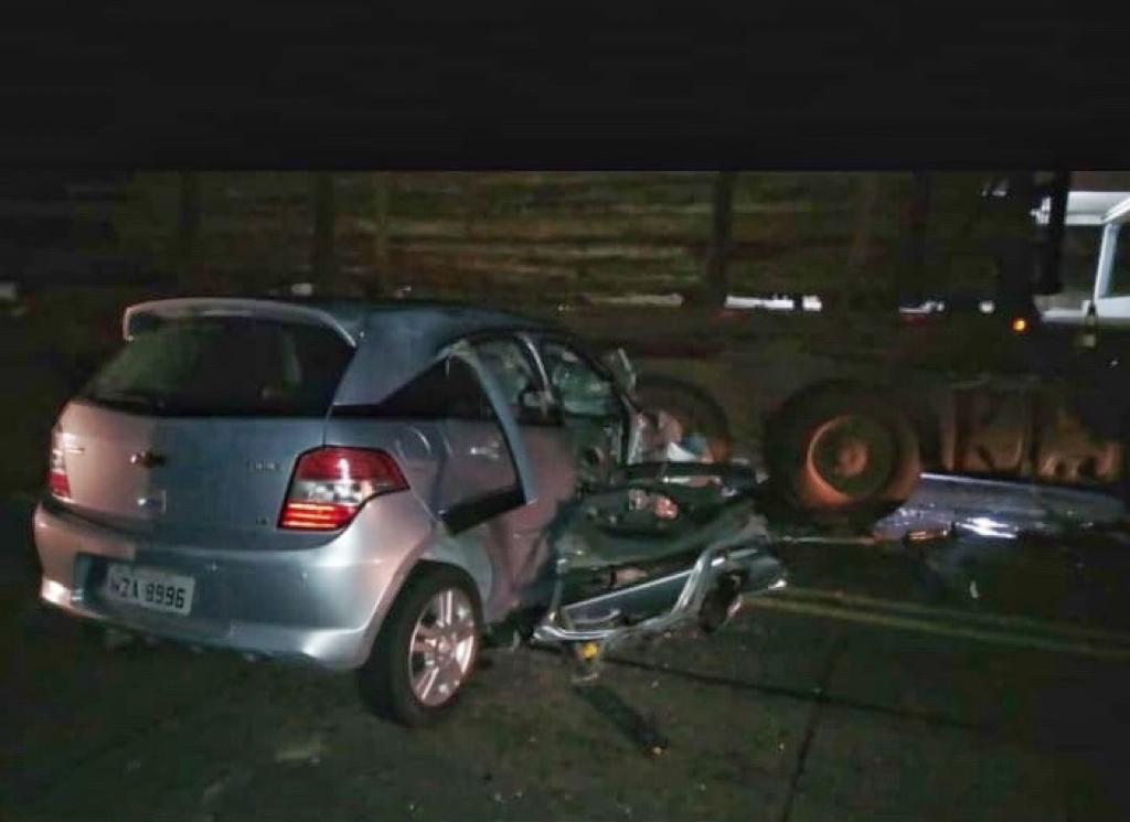 Colisão entre carreta e carro deixa um morto e um ferido na BA-093