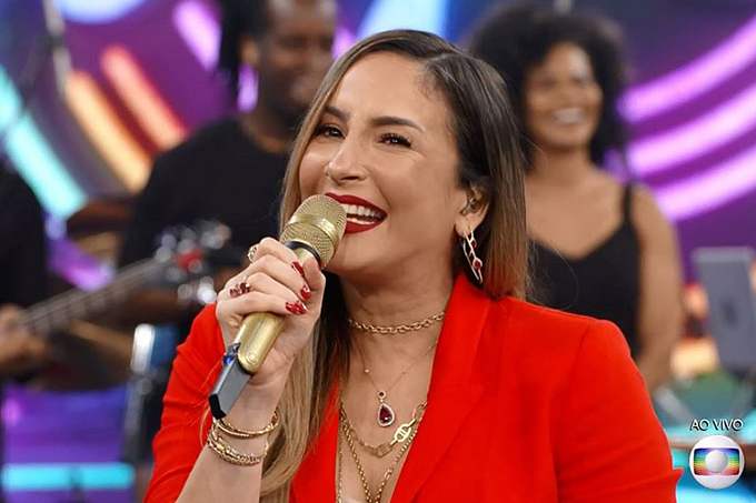 Cláudia Leitte revela gravidez: 'a menina está aqui dentro'