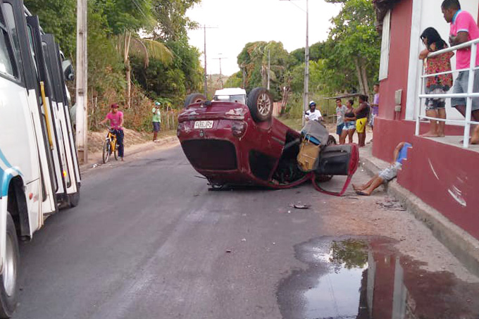 Motorista perde o controle da direção e capota veículo em Amado Bahia