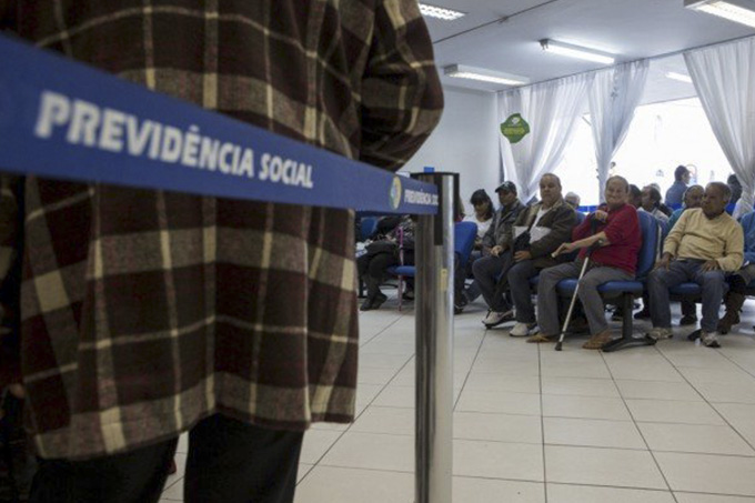 Governo vai propor idade mínima de 65 anos para homens e mulheres