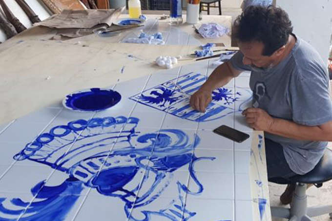 Praia do Forte ganha obra de arte do plástico Bel Borba