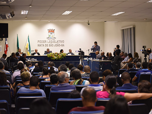 Vereadores de oposição e prefeito dividem espaço no 1º dia de sessão