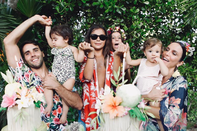 Ivete comemora 1º aniversário das gêmeas Marina e Helena 