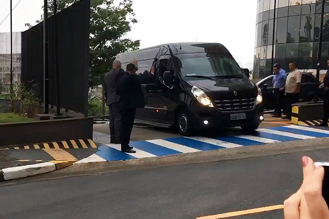 Bolsonaro recebe alta e deixa hospital após 17 dias internado