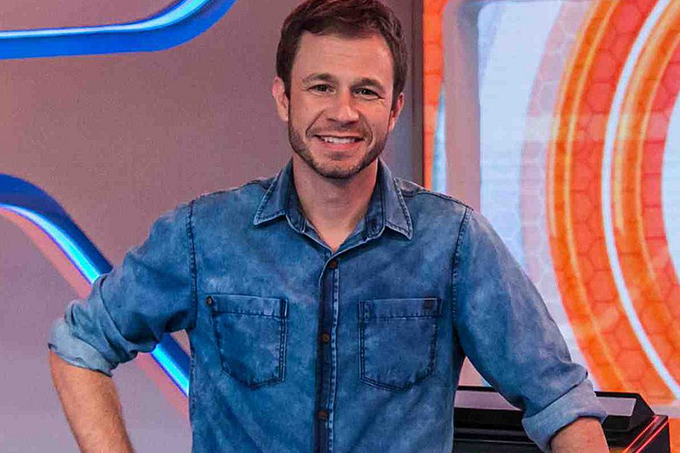 Tiago Leifert se posiciona ao vivo sobre investigação de racismo