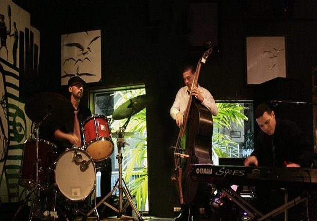 Serenata no Tamar com Laurent Rivemales Jazz Trio