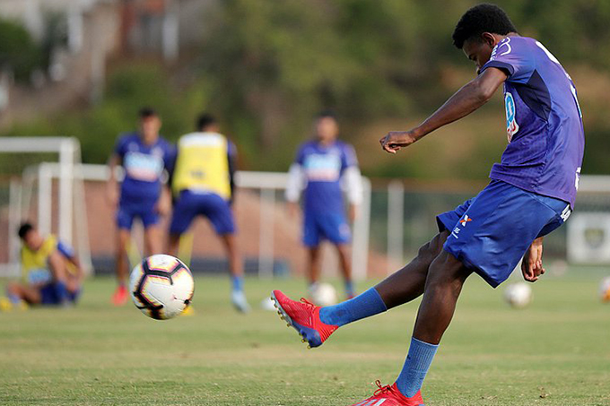 Enderson Moreira esboça Bahia com Ramires e sem Guilherme