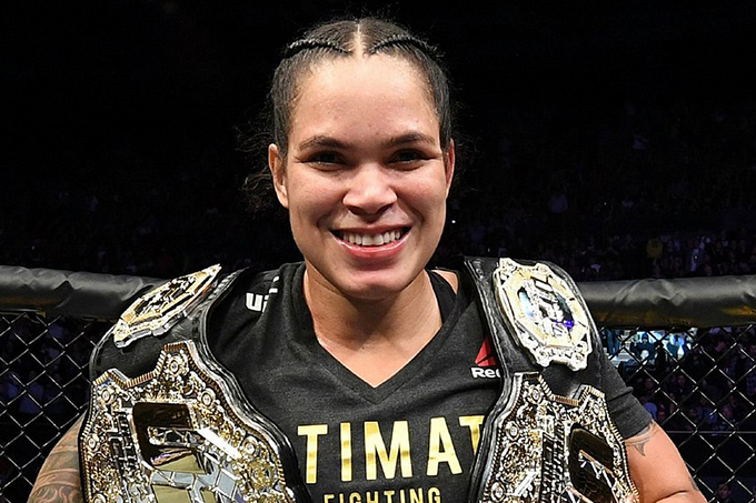 Amanda Nunes participa de Torneio de Futebol Feminino