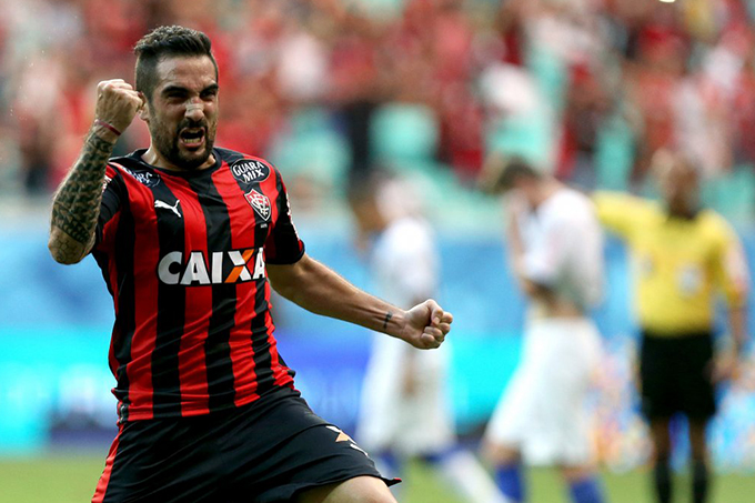 Vitória acerta a volta de Escudero